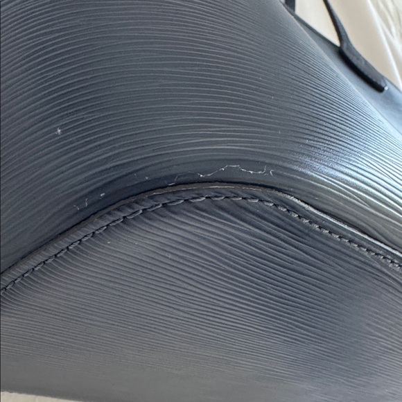 Louis Vuitton
Epi Neverfull MM w/Pouch - Picture 6 of 17